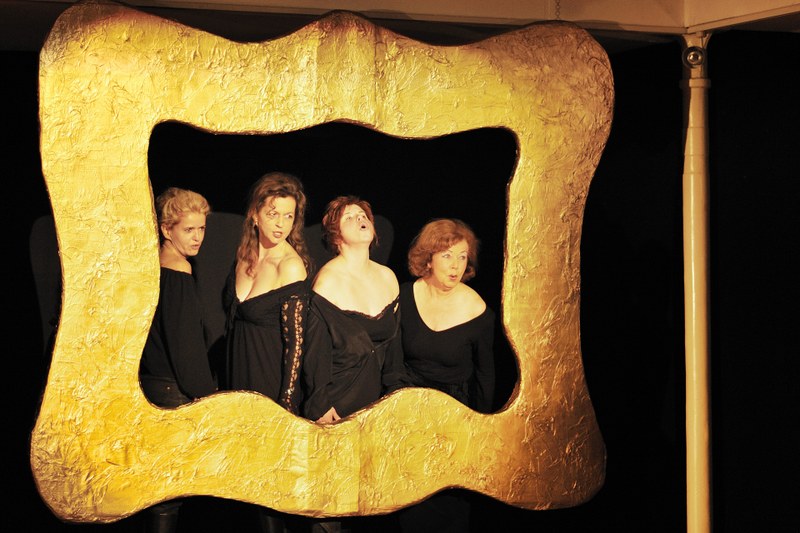 Dr. Mauser stellt seine Eroberungen aus: Elke Gander, Angela Gangl-Bereuter, Maria Keckeisen, Irmi Bernhard © Frederike Aiello