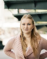 Vivienne Causemann ist seit der Spielzeit 2019/20 Ensemblemitglied und lebt das Motto: „So viel spielen wie geht" (© Anja Köhler)