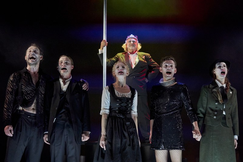 Auch chorisch einwandfrei: Felix Defèr, David Kopp, Sinikka Schubert, Luzian Hirzel, Lisa Hofer. Dahinter: Hansa Czypionka