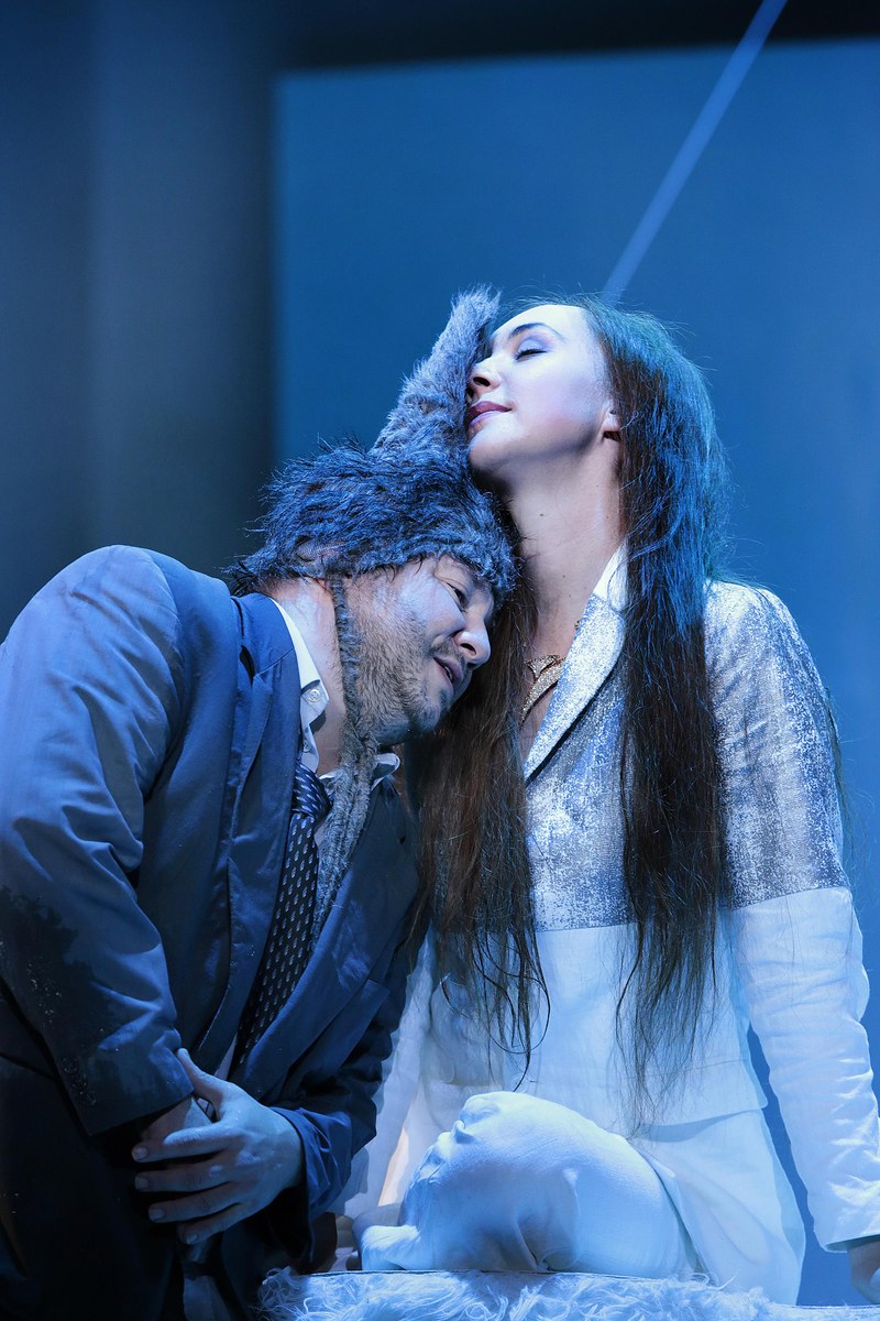 Einfach herrlich: Zettel (Stephan Bieker) mit Eselskopf und die liebestolle Titania (Laura Mitzkus)