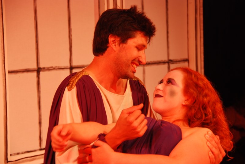 Der Priester (Andreas Kopf) und seine Muse (Laura Schwarzmann)