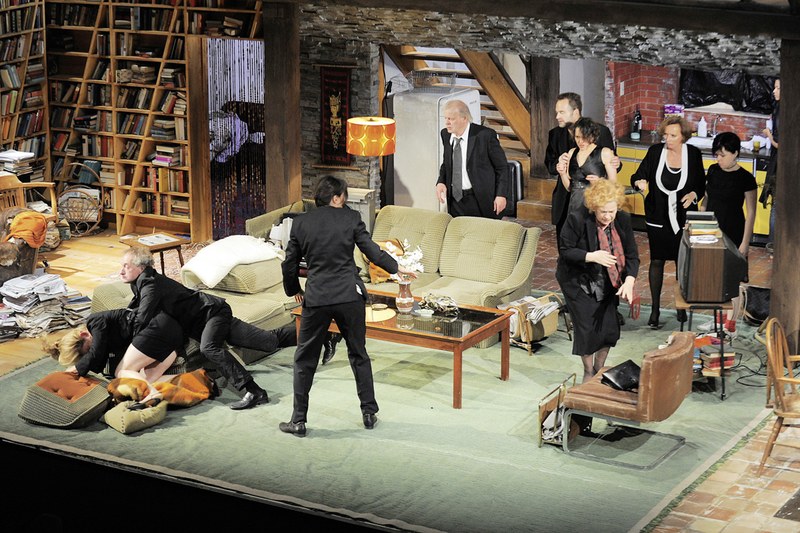 In Tracy Letts fünfstündigem Bühnenepos „Eine Familie" nehmen sich alle die Lügen und enden in Verzweiflung (Fotos: TaK/Wiener Burgtheater).