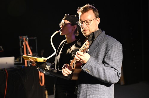 Die Assistentin Christiane Beinl und der Musiker Bernd Satzinger