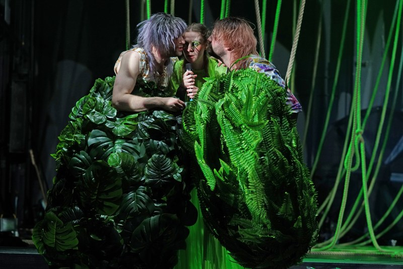Herrlicher Klamauk: Stephano (Jeremy Mockridge) Caliban (Julia Windischbauer) und Trinculo (Tamer Tahan)