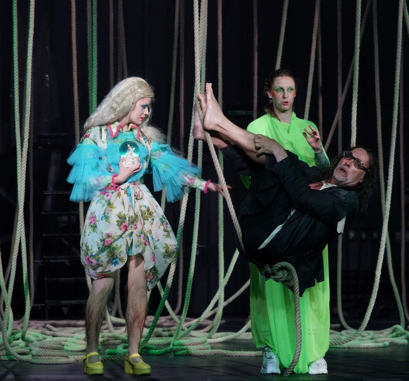Wunderbar: Linn Reusse als Miranda und Julia Windischbauer als Caliban. In den Seilen Prospero!