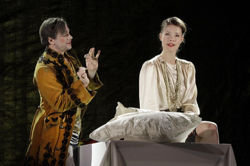 Tartuffe (Nikolaus Barton) begehrt ganz offen die Ehefrau (Laura Louisa Garde) des Hausherrn.