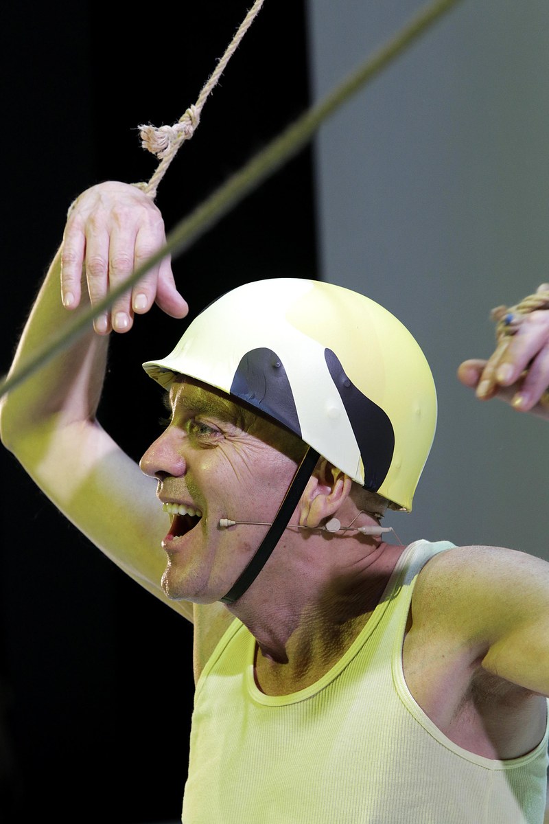 Auf einsamer schauspielerischer Höhe mit vielen Ausdrucksvarianten trägt Dirk Diekmann als Erzähler den Abend.