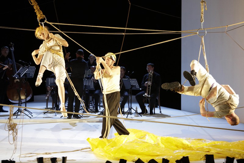 Das spektakuläre Finale: Die Tänzer schweben, gehalten vom Erzähler, über den Köpfen des Publikums in der ersten Reihe.  (Fotos: © Anja Köhler)