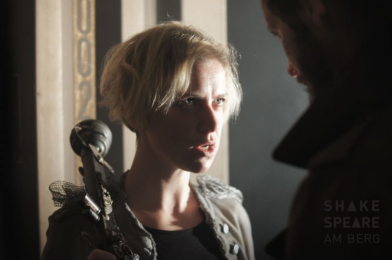 Mit Rebecca Selle (Macduff) hat Macbeth eine starke Gegenspielerin. Fotos: Shakespeare am Berg
