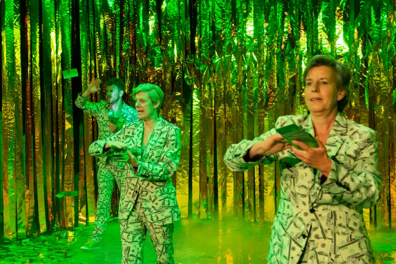 dieheroldfliri.at: „KIND.ERBE.REICH“ im Alten Hallenbad, Feldkirch (alle Fotos: Mark Mosman)