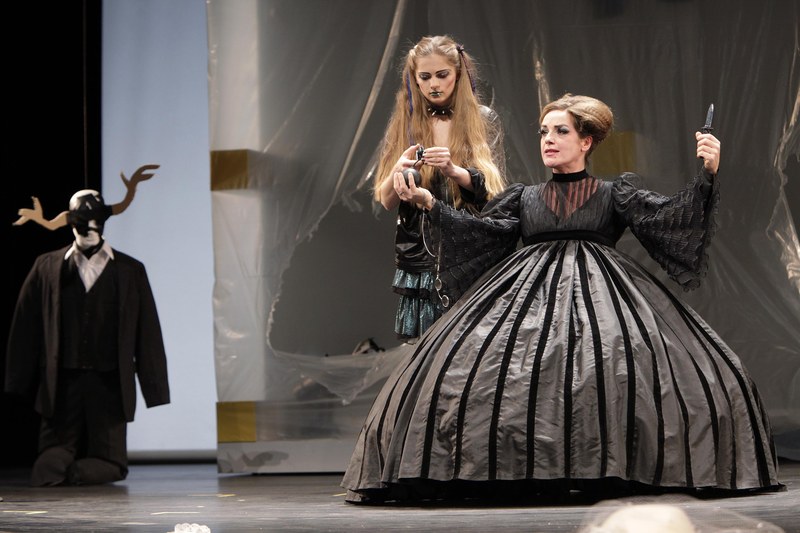 Alexandra Maria Nutz (Emma) und Gundula Rapsch (Cypressenburg) beim fruchtlosen Mordversuch