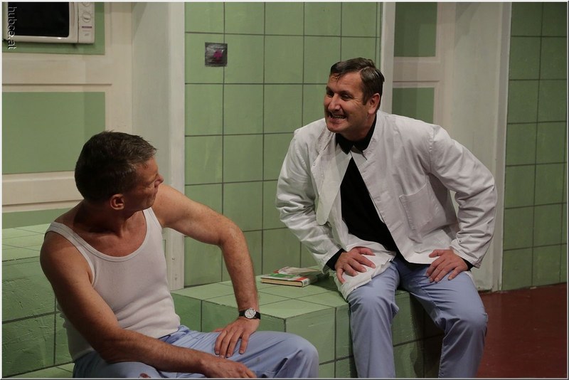 Adam (Roland Amann) und Pfarrer Iwan (Sepp Gröfler)