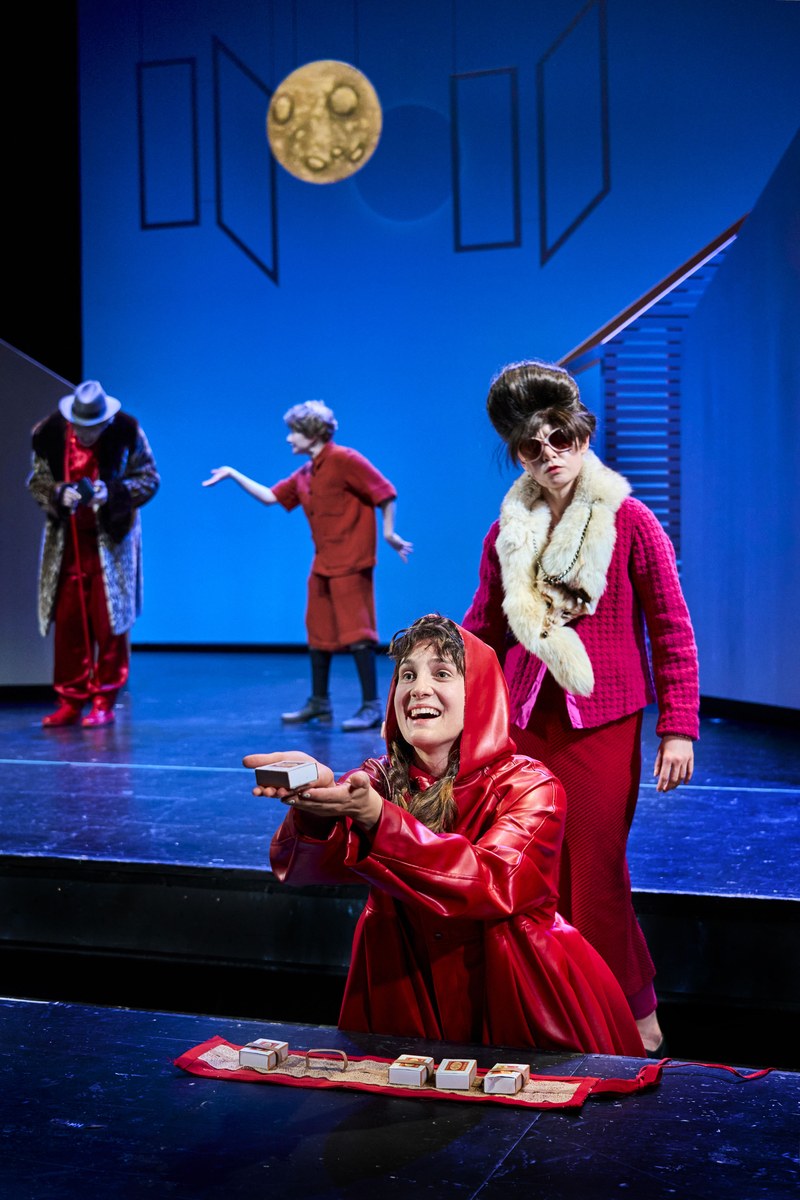 Lustvoll spielendes Ensemble: Maria-Lisa Huber als Pünktchen und Vivienne Causemann als Mutter (c) Anja Köhler