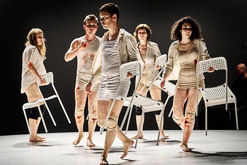 Stühle werden getragen, verschoben,  verrückt und nur selten von dem Ensemble (Babett Arens, Michaela Bilgeri, Zeynep Alan, Luzian Hirzel, David Kopp, Tamara Stern) als Sitzgelegenheit genutzt. (© Anja Köhler)