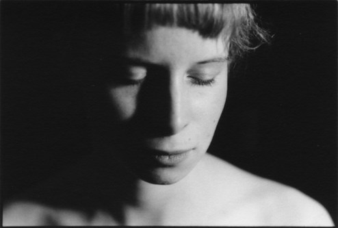 Drei Bilder aus der Serie "Frau mit geschlossenen Augen" (Berlin 2003)