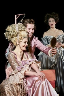 Marie Antoinette mit Friseur (Moritz Schulze) und Hofdame (Johanna Köster)