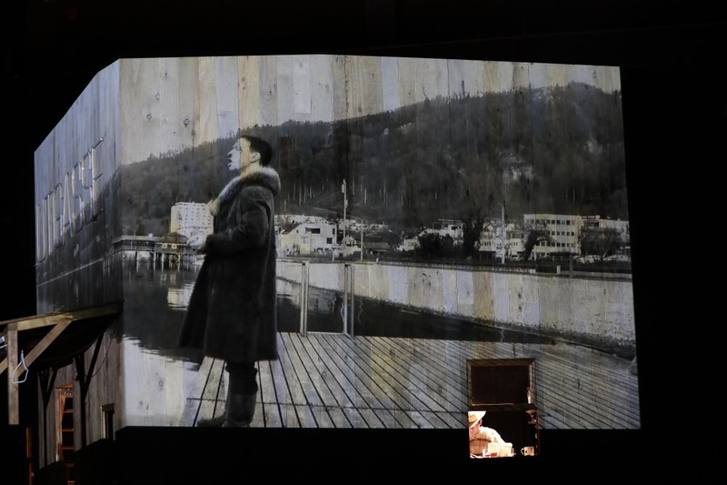Videostills unterstützen die künstliche Atmosphäre und verweisen darauf, dass die gesamte Handlung vielleicht nur als Fantasie - im Kopf von Schlomo Herzl stattfindet