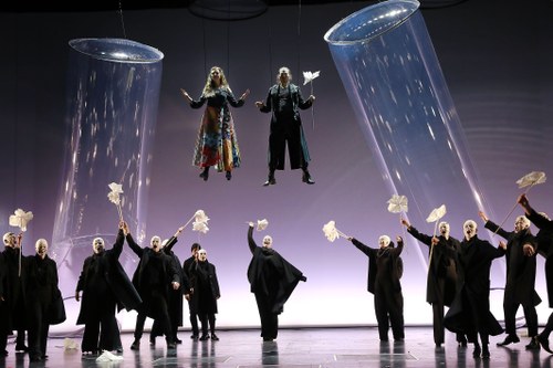 Im Schlussbild wird das Geschehen überirdisch: Im musikalischen Jubel lässt Regisseur Kubelka die beiden Protagonisten schweben (Fotos: Landestheater, Anja Köhler)