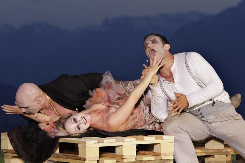 Die Schöne (Isabel Hindersin) verehrt und begehrt vom Reichen (Burkhard Wolf) und vom Bauern (Stefan Bräuler)