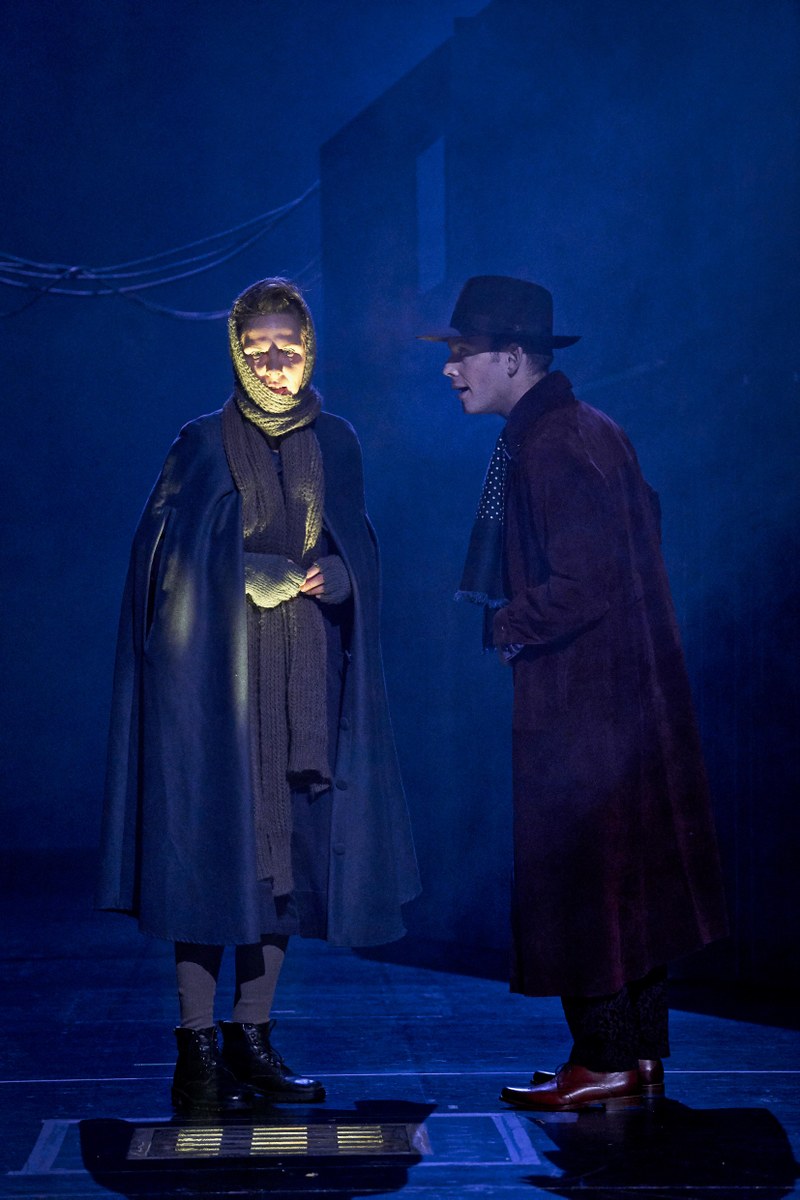 Auf den nebelverhangenen nächtlichen Straßen werden finstere Pläne geschmiedet (Kornelia Lüdorff als Mrs. Corney und Luzian Hirzel als Monks)
