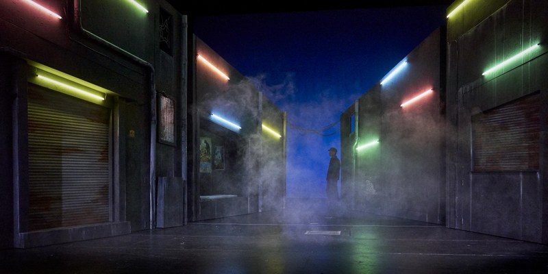 Die Kulisse von Eva Krämer, das Sounddesign von Patrik Zeller und die Lichtführung von Arndt Rössler sorgen für eine dichte, aber düstere Atmosphäre