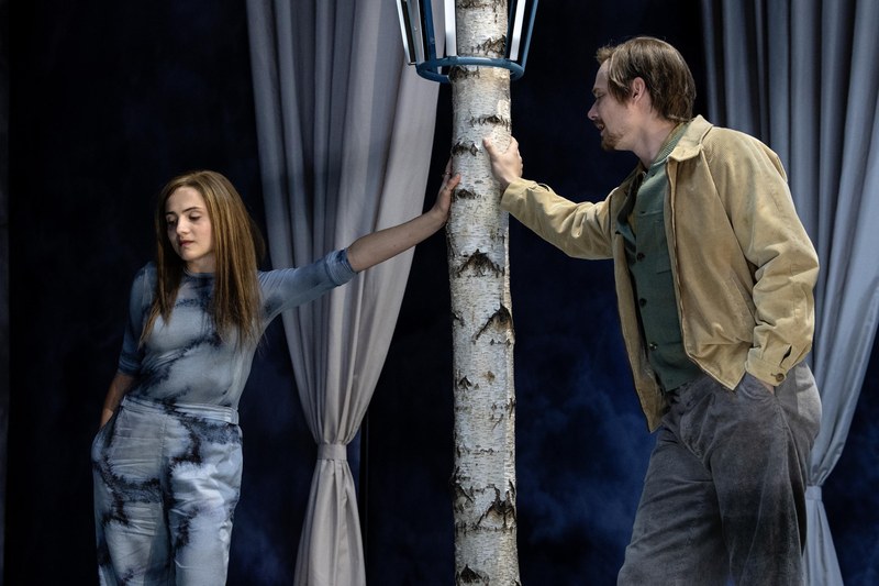 Elena (Mala Emde) und Michi (Sven Schelker) an der Maibaum-Birke