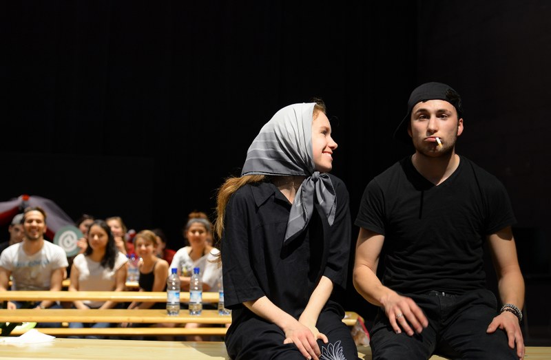 Ein humoriges Paar, herrlich dargestellt von den jungen Schauspielern