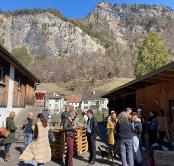 Die Medienkonferenz fand im Weingut Gatluzi in Fläsch statt, weil das bündnerische Dorf in etwa die Mitte zwischen Chur und Schaan bildet