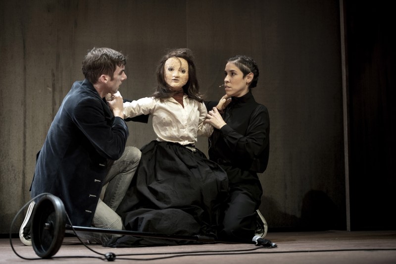 Berührend: Orpheus (Aaron Hitz) und Eurydike (Puppenspielerin Clara Gil)