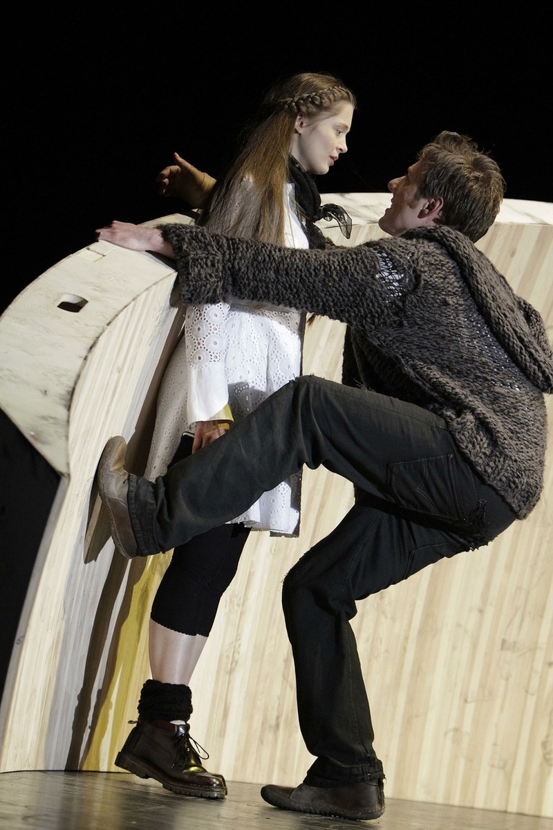Die junge Solveig (Alexandra Maria Nutz) verliebt sich in den Geschichtenerzähler Peer Gynt (Alexander Julian Meile).    Foto: Anja Köhler