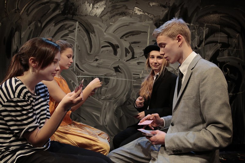 Der britische Gentleman Phileas Fogg (Raphael Stöckl)  und sein französischer Diener Passepartout (Fanny Salzmann) - im Hintergrund Mrs. Aouda (Hannah Wittig) und Fix (Marie Rüscher) (c) Anja Köhler