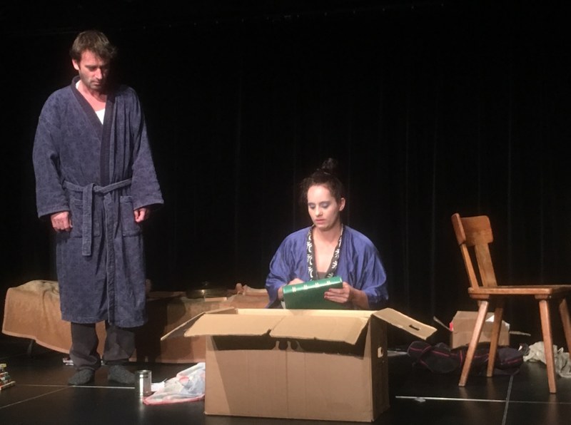 Dominik Roeske und Sarina Rhyner spielen das Geschwisterpaar in Athol Fugards Stück "Hallo und Adieu"