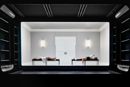 Das Bühnenbild stammt von Damian Hitz: ein schwarzer Tunnel, durch den eine weiße Zelle immer wieder aus- und einfährt (Fotos: Anja Köhler)