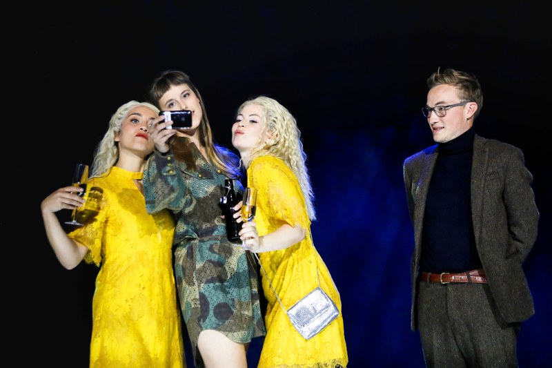 Die Frauenfiguren verkörpern: Rahel Jankowski, Johanna Köster, Nanette Waidmann; David Kopp spielt den jungen Nick Carraway