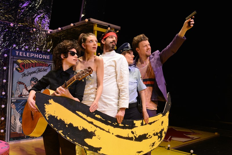 Die gemeinsame Flucht im Schlauchboot: Helena Daehler, Diana Kashlan, Anwar Kashlan, Maria Fliri, Johannes Gabl
