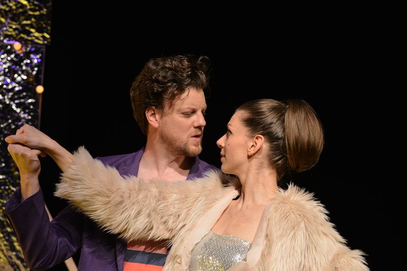 Maximilian (Johannes Gabl) und Betty (Diana Kashlan) flirten in der Hotelbar