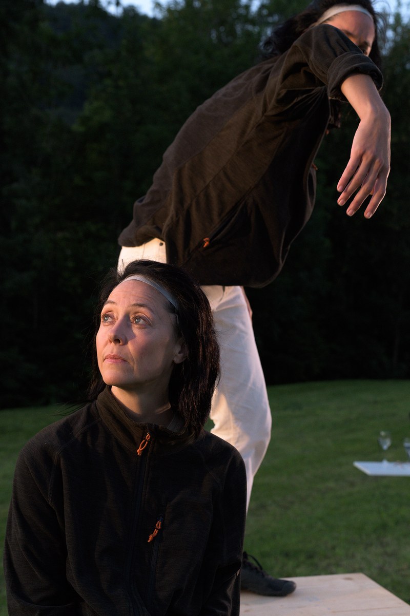 Kristine Walther, die Erzählerin, mit der Tänzerin Eve Ganneau, in der Café Fuerte-Dramatisierung von Marlen Haushofers „Die Wand“ (© L. Feinig)