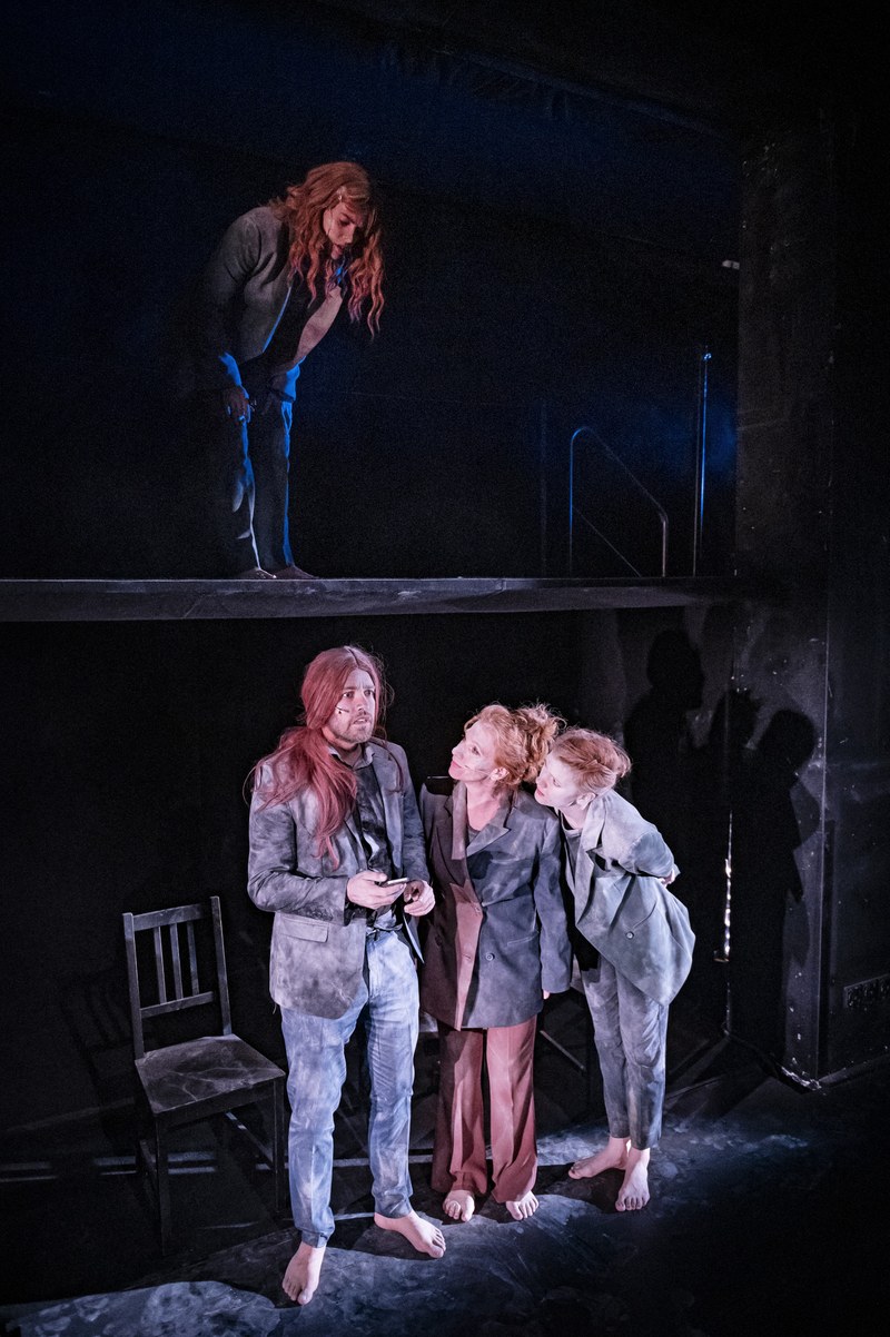 Die Darsteller der Frau: oben: Christiani Wetter, unten Julian Frederik Härtner, Nicole Spiekermann, Sylvana Schneider. Fotos: Ilja Mess