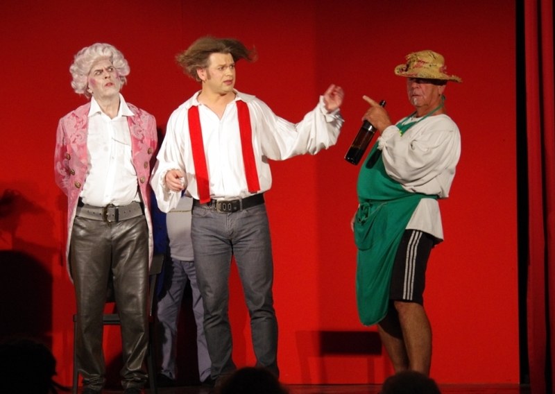 Der Graf und Figaro mit dem köstliche betrunkenen Gärtner (Karl Heinz Gmeiner). Fotos: Heike Höfle