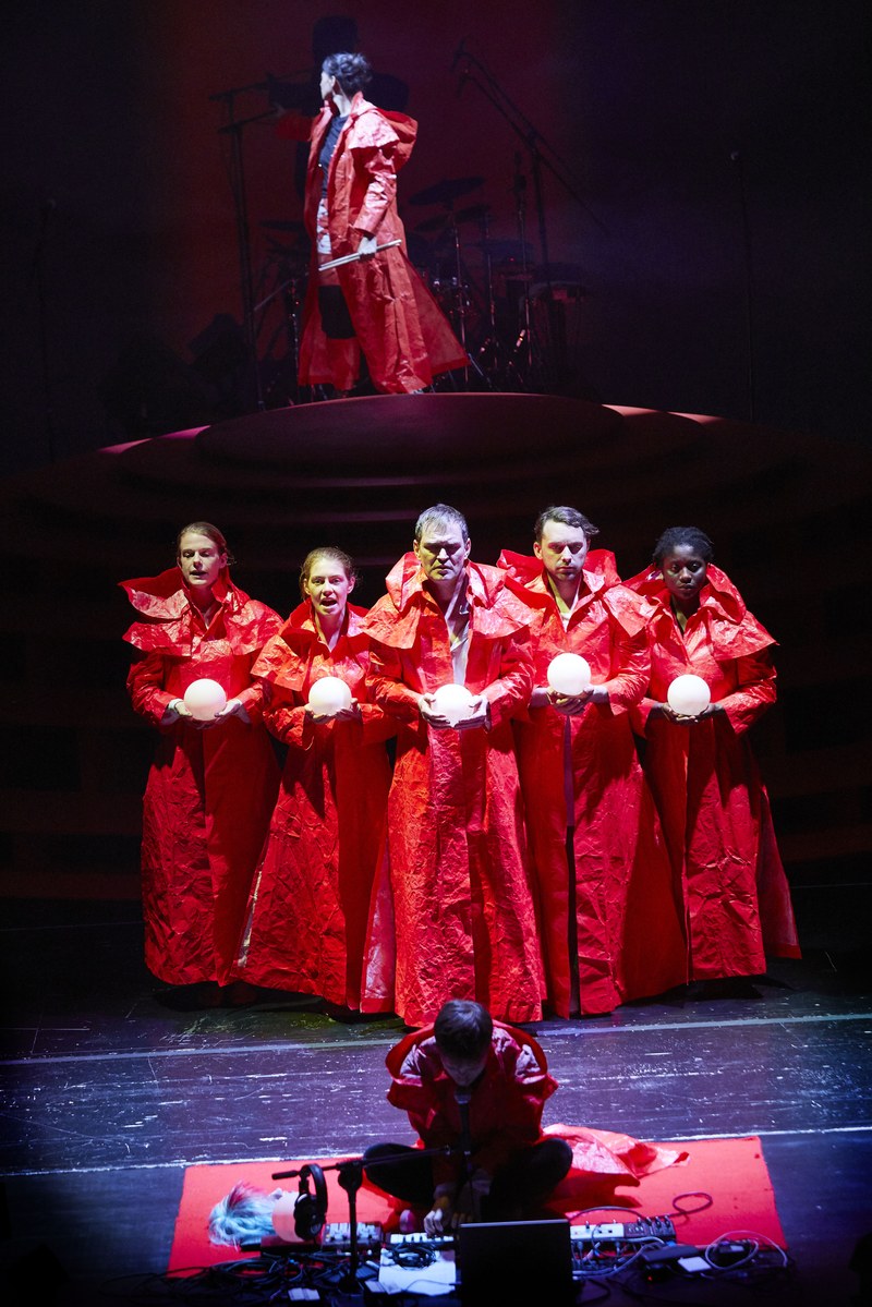 Ein spannendes Ensemble: hinten Schlagzeugerin Katharina Ernst, vorne: Tony Renaissance, vlnr.: Elisa Seydel, Bo-Phyllis Strube, Jörg Ratjen, Michael Ruchter und Nancy Mensah-Offei