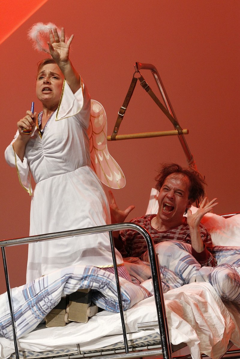 ChrisTine Urspruch als singender und tanzender Weihnachts- und Racheengel.