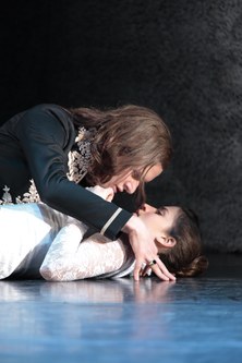Ein schönes Paar - Emilia (Morgane Ferru) und der Prinz (Moritz von Treuenfels)