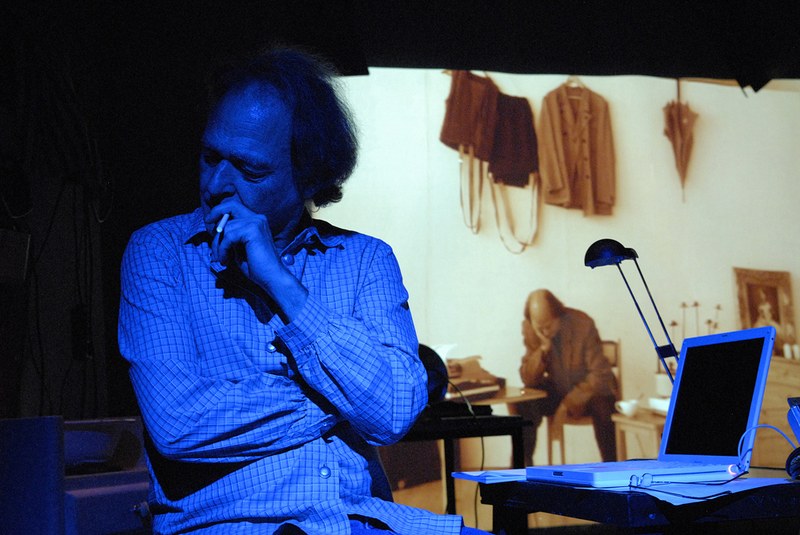Im Hintergrund Rusty Lester, der an die Vergangenheit erinnert.