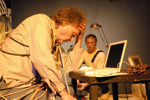 Der Musiker Martin e Greil unterstützt Alois im Umgang mit der neuesten Technik. Fotos: Andy Sillaber