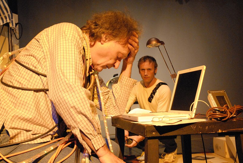 Der Musiker Martin e Greil unterstützt Alois im Umgang mit der neuesten Technik. Fotos: Andy Sillaber