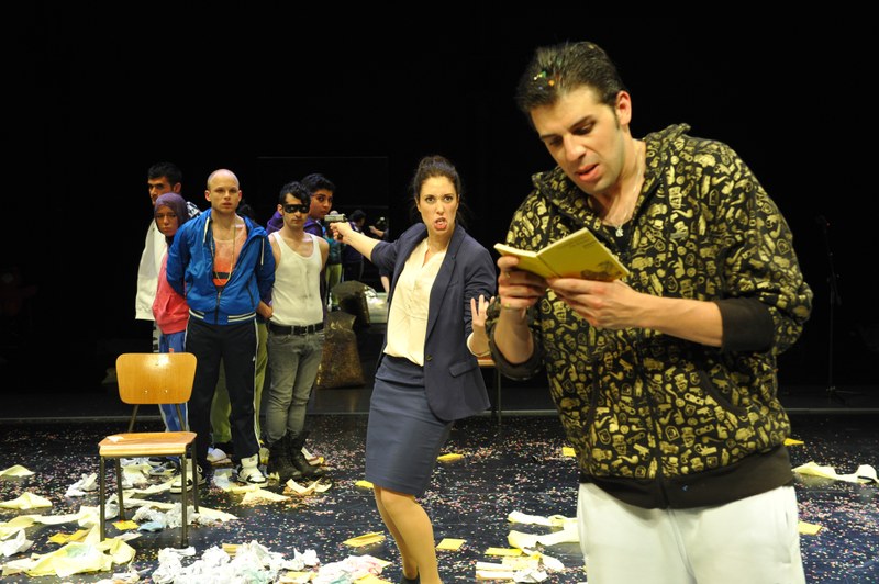 Wenn die Lehrerin (Sonja Pölzl) die Knarre hebt, liest Mus (Anwar Kashlan) sogar Schiller