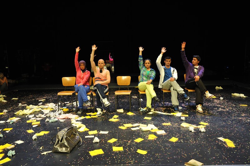 Lauter Streber? Kader Duman-Eraslan (Mariam), Sebastian Mock (Bastian), Esra Gürsel (Latifa), Alireza Bayram (Hasan) und Hakan Üctepe (Ferit) als bildungsresistente Schüler