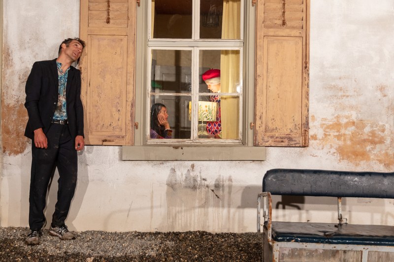 Tom (Tobias Fend) und Eleonora (Meda Banciu) träumen von einem eigenen Einfamilienhaus, Tante Lala (Danielle Green) hat aber ganz andere Pläne (© alle Fotos: Andrin Winteler)