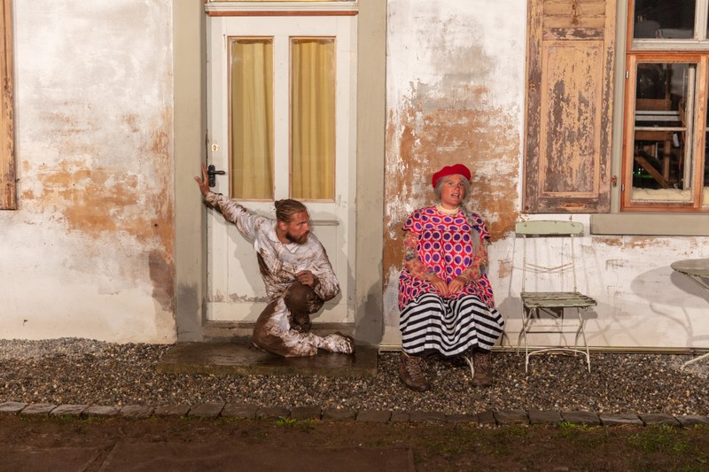 Tante Lala hat das Haus mit ihrem früh verstorbenen Mann John (getanzt von John Kendall) mit eigenen Händen erbaut und hält von der Idee, das Gebäude abzureißen, herzlich wenig