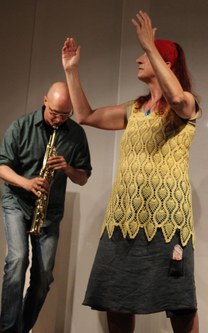 Saxofonist Robert Bernhard und Erzählerin Hertha Glück bei ihrem Auftritt im Küefer-Martis-Huus